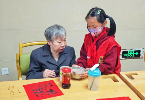 红领巾“福”气大作战：福字+暖粥=超甜养老院 