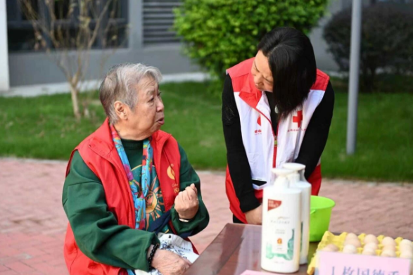 用国德币买快乐：福州这场老年市集甜度超标