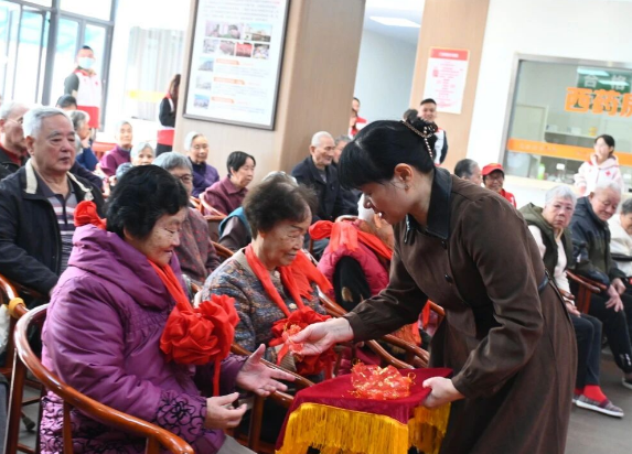 新邻报到！国德用“红围巾+老歌”嗨出银发青春！