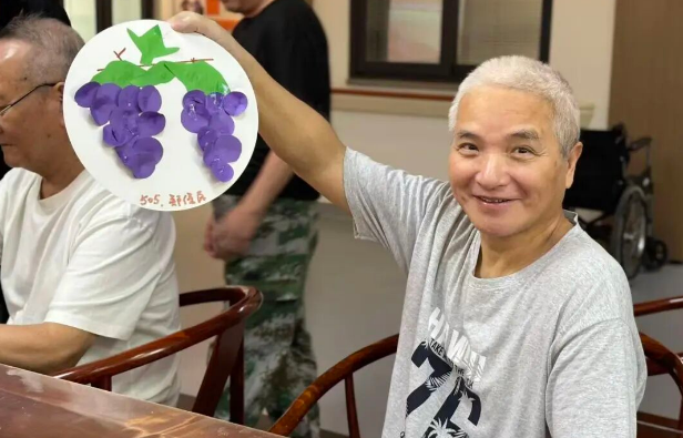 “咔嚓” 声里藏童趣！80+爷爷奶奶手作 “不酸葡萄”，解锁返老还童时刻