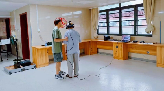 在VR世界里“炒菜种花”,国德长者这样延缓认知衰退 在VR世界里“炒菜种花”,国德长者这样延缓认知衰退