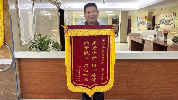 94岁失智老人夜间躁动,护理员拒用约束带甘当“守夜人”!