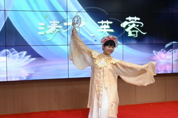 用爱编织时光,以温暖回馈感恩 | 国德康养文艺汇演暖心回顾 用爱编织时光,以温暖回馈感恩 | 国德康养文艺汇演暖心回顾