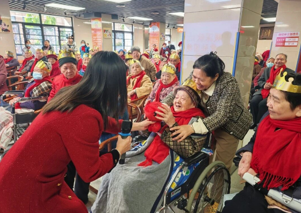 生日会“卷”出新高度:蛋糕“玩出花”,国德币撒不停! 生日会“卷”出新高度:蛋糕“玩出花”,国德币撒不停!