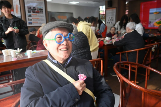 可爱满分！爷爷奶奶的“眼镜设计展”暖心上演