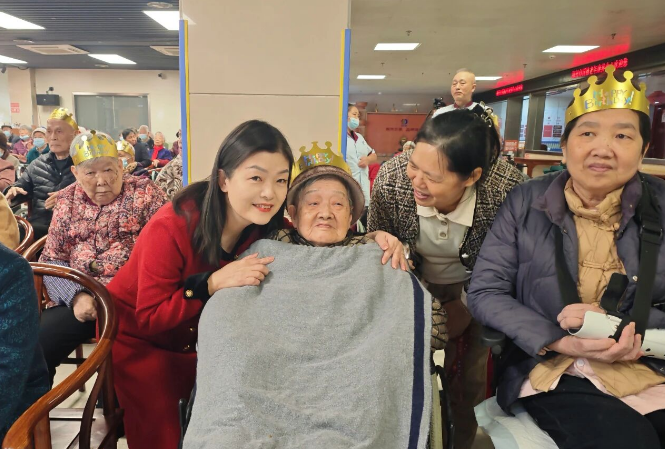 生日会“卷”出新高度:蛋糕“玩出花”,国德币撒不停! 生日会“卷”出新高度:蛋糕“玩出花”,国德币撒不停!