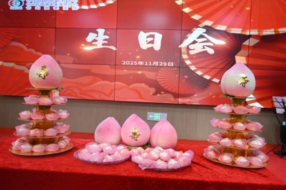 生日会“卷”出新高度:蛋糕“玩出花”,国德币撒不停! 生日会“卷”出新高度:蛋糕“玩出花”,国德币撒不停!