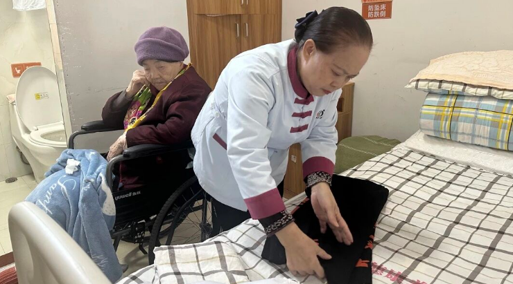 她不是奶奶的亲闺女,却是百岁老人“最爱的女儿”! 她不是奶奶的亲闺女,却是百岁老人“最爱的女儿”!