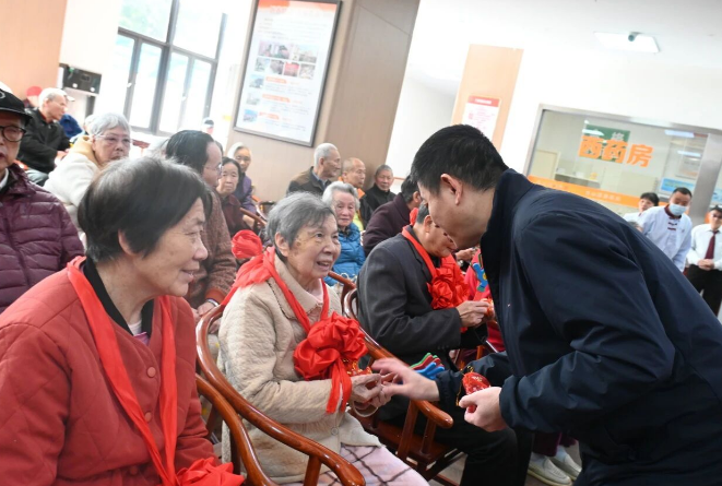 生日会“卷”出新高度:蛋糕“玩出花”,国德币撒不停! 生日会“卷”出新高度:蛋糕“玩出花”,国德币撒不停!