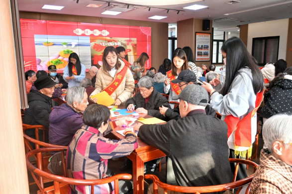 可爱满分！爷爷奶奶的“眼镜设计展”暖心上演