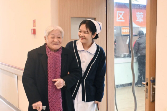 从妇产科到养老院，她的护理哲学始终温暖