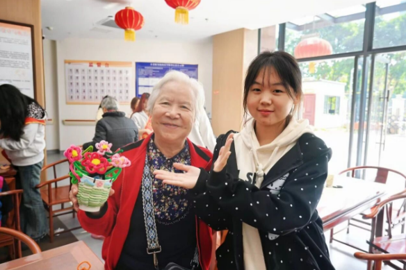 可爱满分！爷爷奶奶的“眼镜设计展”暖心上演