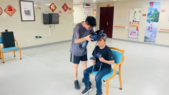 在VR世界里“炒菜种花”,国德长者这样延缓认知衰退 在VR世界里“炒菜种花”,国德长者这样延缓认知衰退