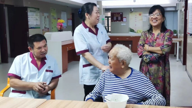 94岁失智老人夜间躁动,护理员拒用约束带甘当“守夜人”! 94岁失智老人夜间躁动,护理员拒用约束带甘当“守夜人”!