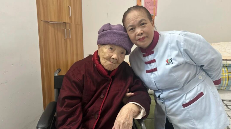 她不是奶奶的亲闺女,却是百岁老人“最爱的女儿”! 她不是奶奶的亲闺女,却是百岁老人“最爱的女儿”!