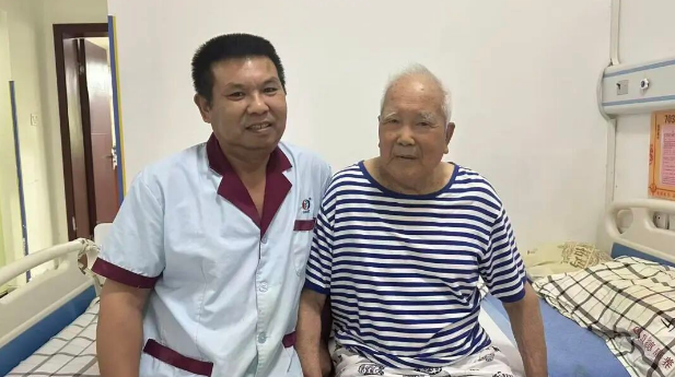 94岁失智老人夜间躁动,护理员拒用约束带甘当“守夜人”! 94岁失智老人夜间躁动,护理员拒用约束带甘当“守夜人”!