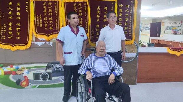 94岁失智老人夜间躁动,护理员拒用约束带甘当“守夜人”! 94岁失智老人夜间躁动,护理员拒用约束带甘当“守夜人”!