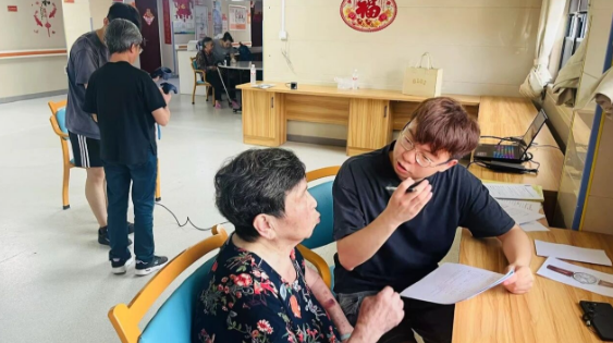 在VR世界里“炒菜种花”,国德长者这样延缓认知衰退