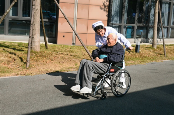 从妇产科到养老院，她的护理哲学始终温暖