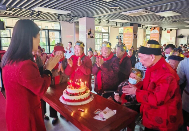 生日会“卷”出新高度:蛋糕“玩出花”,国德币撒不停! 生日会“卷”出新高度:蛋糕“玩出花”,国德币撒不停!