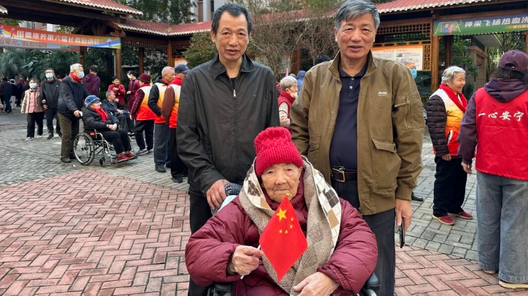 她不是奶奶的亲闺女,却是百岁老人“最爱的女儿”! 她不是奶奶的亲闺女,却是百岁老人“最爱的女儿”!