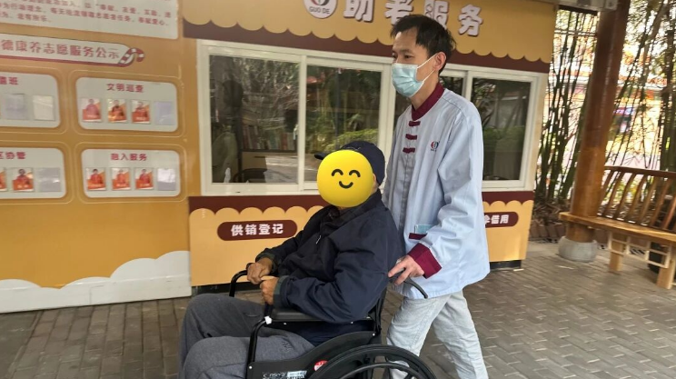 入职仅半年！44岁护理新人郑兴兹从行业新人到赛场新秀！