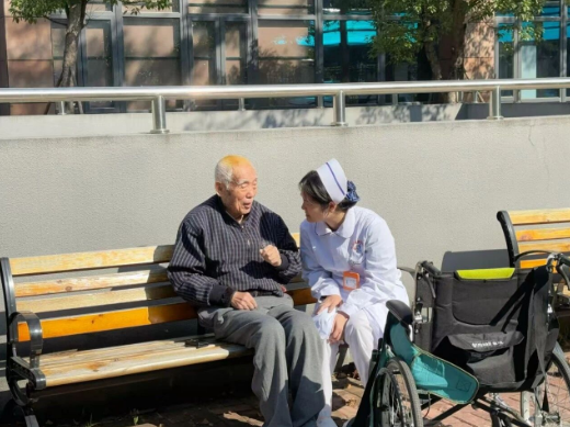 从妇产科到养老院，她的护理哲学始终温暖