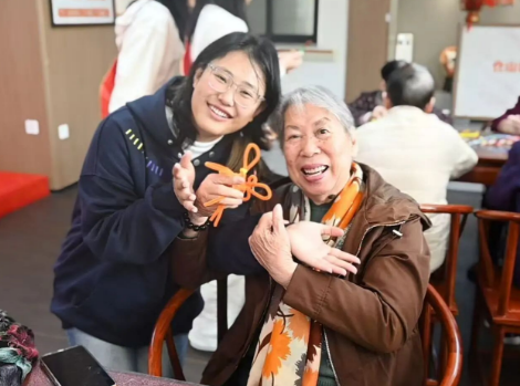 可爱满分！爷爷奶奶的“眼镜设计展”暖心上演