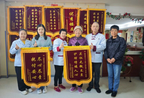 从生死时速到温情相伴:两面锦旗背后的养老担当