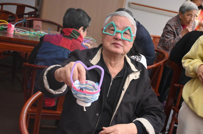 可爱满分！爷爷奶奶的“眼镜设计展”暖心上演