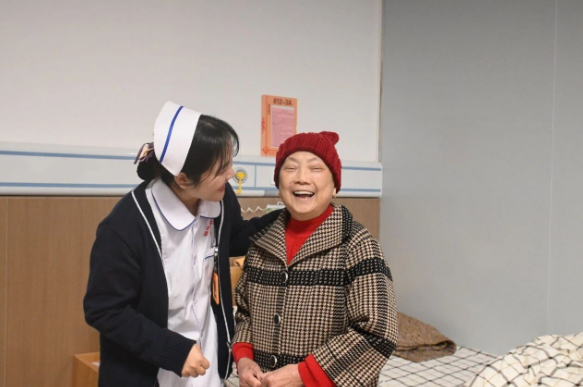 从妇产科到养老院，她的护理哲学始终温暖