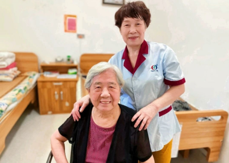 从生死时速到温情相伴:两面锦旗背后的养老担当 从生死时速到温情相伴:两面锦旗背后的养老担当