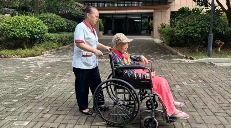 她不是奶奶的亲闺女,却是百岁老人“最爱的女儿”! 她不是奶奶的亲闺女,却是百岁老人“最爱的女儿”!