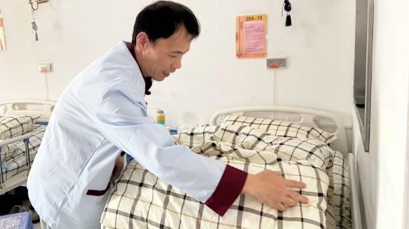 入职仅半年！44岁护理新人郑兴兹从行业新人到赛场新秀！