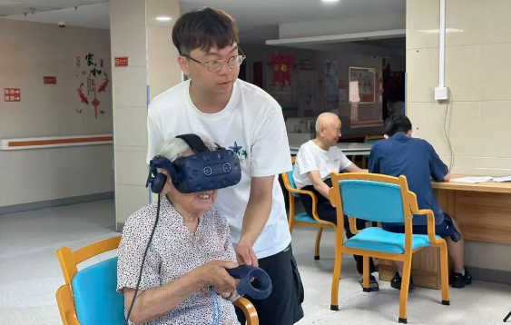 在VR世界里“炒菜种花”,国德长者这样延缓认知衰退 在VR世界里“炒菜种花”,国德长者这样延缓认知衰退