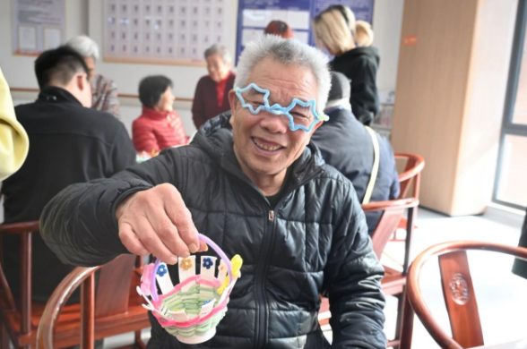 可爱满分！爷爷奶奶的“眼镜设计展”暖心上演