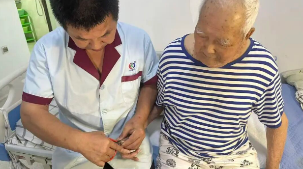 94岁失智老人夜间躁动,护理员拒用约束带甘当“守夜人”! 94岁失智老人夜间躁动,护理员拒用约束带甘当“守夜人”!