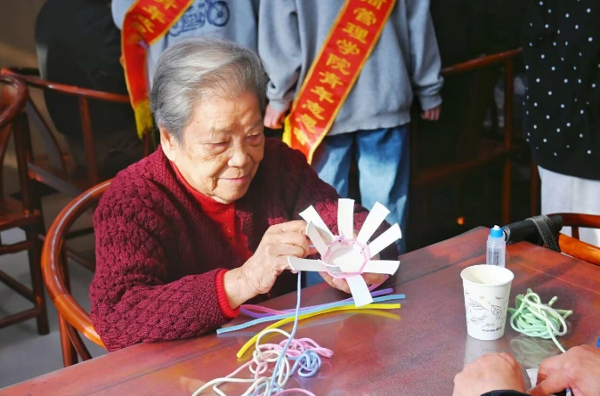 可爱满分！爷爷奶奶的“眼镜设计展”暖心上演