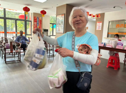 银发摊主上线!福州冬日集市藏着最暖烟火气 银发摊主上线!福州冬日集市藏着最暖烟火气