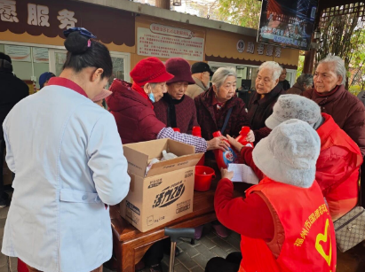 银发摊主上线!福州冬日集市藏着最暖烟火气 银发摊主上线!福州冬日集市藏着最暖烟火气