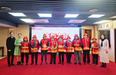 银龄映初心 志愿暖家园——国德两院2025年度志愿者表彰大会温情落幕