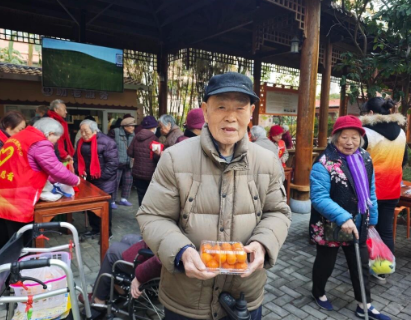 银发摊主上线!福州冬日集市藏着最暖烟火气 银发摊主上线!福州冬日集市藏着最暖烟火气