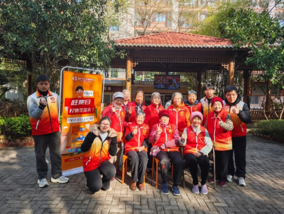 银发摊主上线!福州冬日集市藏着最暖烟火气 银发摊主上线!福州冬日集市藏着最暖烟火气