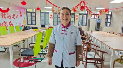 三位长者联名为楼层失智老人给护理员授旗! 三位长者联名为楼层失智老人给护理员授旗!