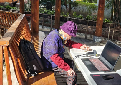 养老不“躺平”！国德用书香给晚年“充电”！