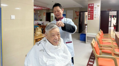 三位长者联名为楼层失智老人给护理员授旗! 三位长者联名为楼层失智老人给护理员授旗!