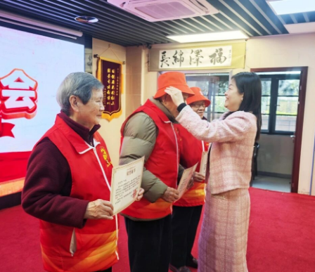 银龄映初心 志愿暖家园——国德两院2025年度志愿者表彰大会温情落幕