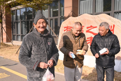 银发摊主上线!福州冬日集市藏着最暖烟火气 银发摊主上线!福州冬日集市藏着最暖烟火气