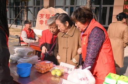 银发摊主上线!福州冬日集市藏着最暖烟火气 银发摊主上线!福州冬日集市藏着最暖烟火气