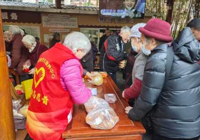银发摊主上线!福州冬日集市藏着最暖烟火气 银发摊主上线!福州冬日集市藏着最暖烟火气